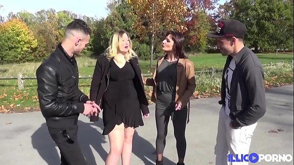 Maeva blonde à gros seins essaye la double pénétration