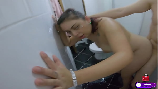 Mi Vecino Me Folla el Culo en el Baño a Cambio de Ayuda Economica en Medellin Colombia